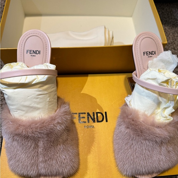 Fendi women Leather mink fur mules & clogs Fendi Pink size 38 EU in Leather - Picture 13 of 14